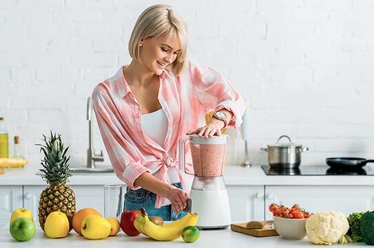 girl is preparing smoothie for weight loss in a blender